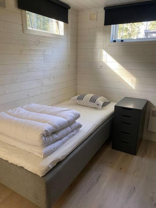 Stuga Pa Oe / Naerhet Till Vatten Mariestad Exterior foto
